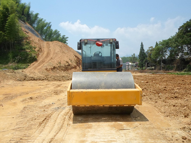 壓路機(jī)